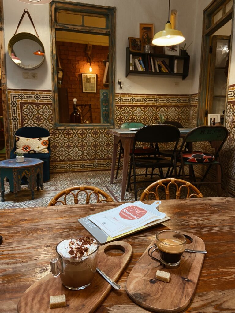 pausa caffè in un bar di Essaouira cioccolata calda e caffè del locale The Sisterhood, situato nel centro di Essaouira